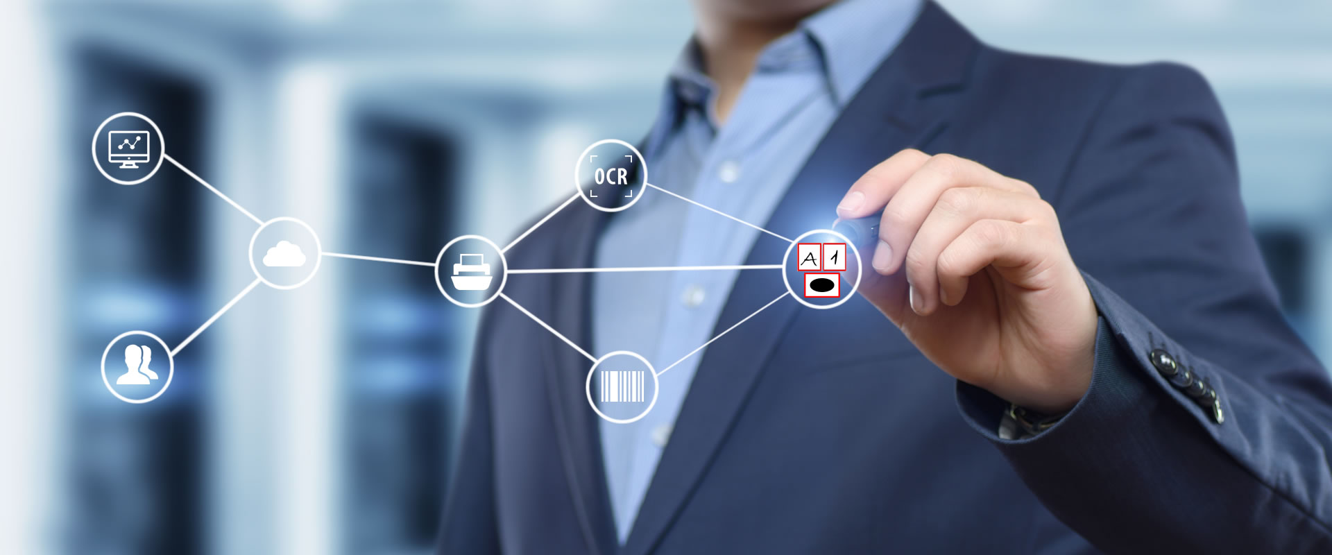 Uomo in giacca che tocca uno schema di icone collegate: OCR, codici a barre, documenti, cloud
